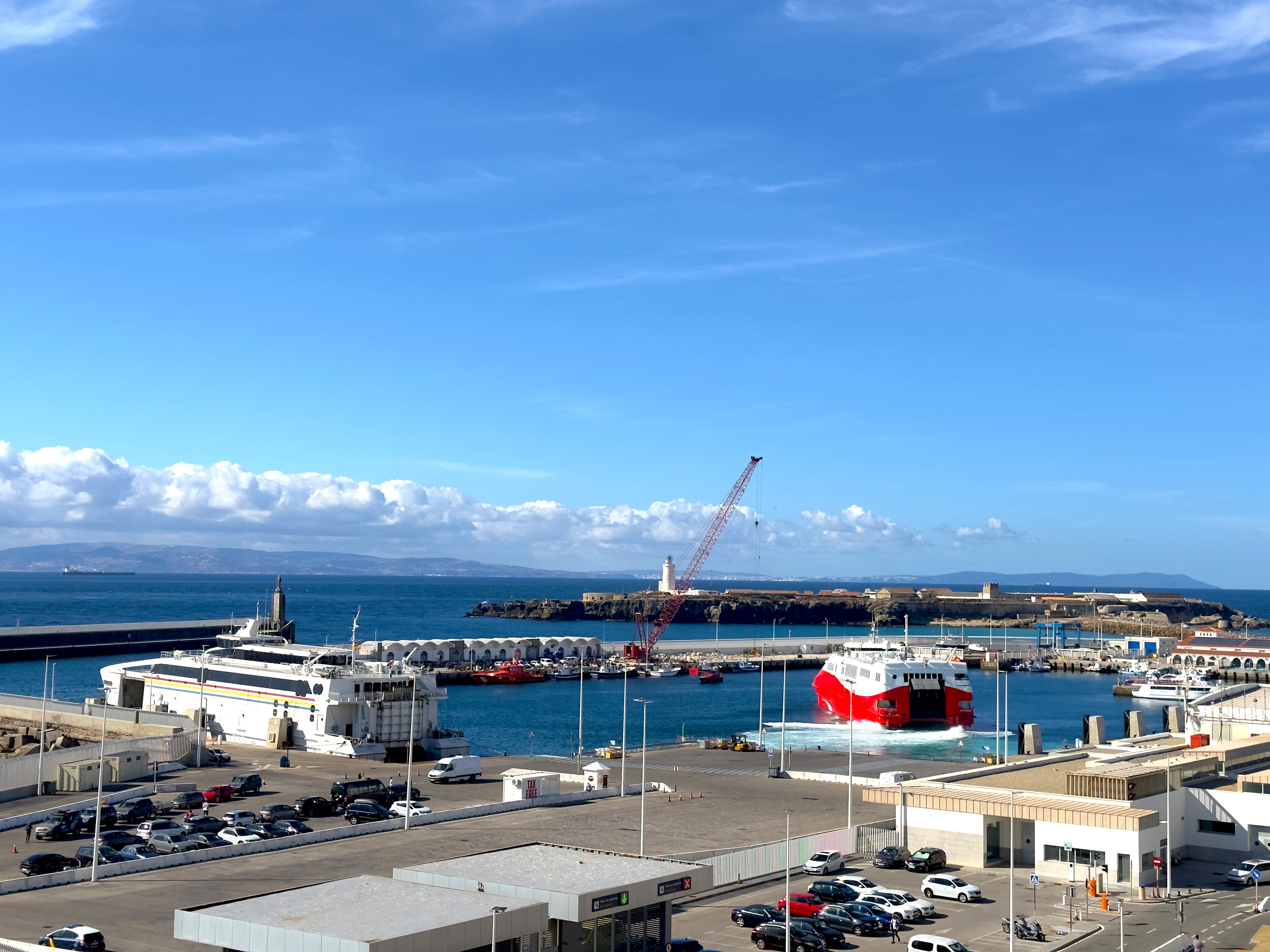 Fähre im Hafen von Tarifa an der Straße von Gibraltar